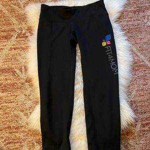 FIT4MOM logo cropped leggings